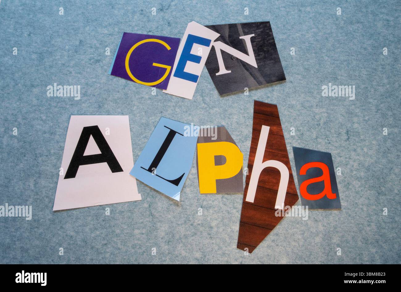 "GEN ALPHA" utilizzando lettere di carta ritagliate nella tipografia con effetto riscatto, 2025 Foto Stock