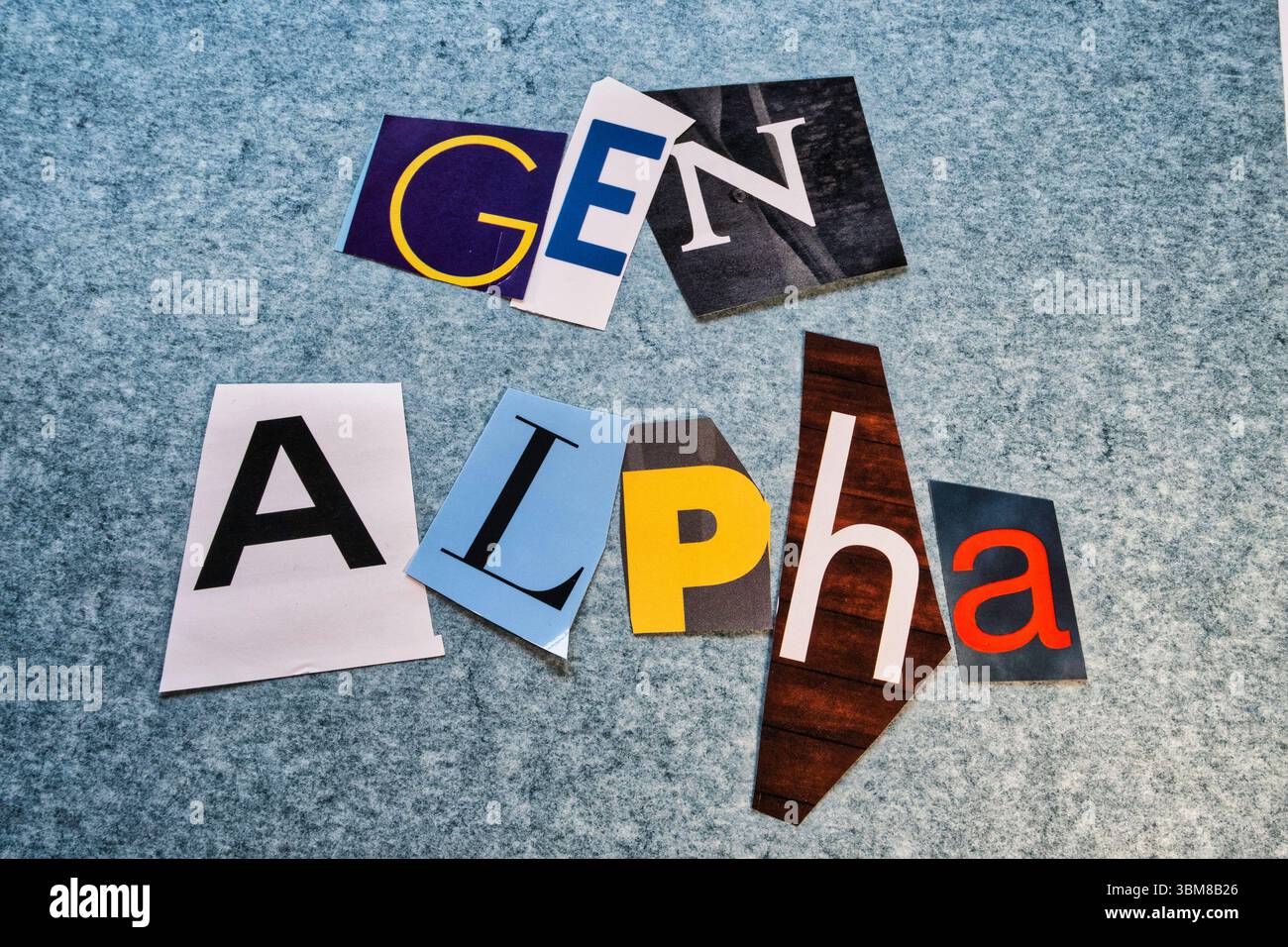 "GEN ALPHA" utilizzando lettere di carta ritagliate nella tipografia con effetto riscatto, 2025 Foto Stock