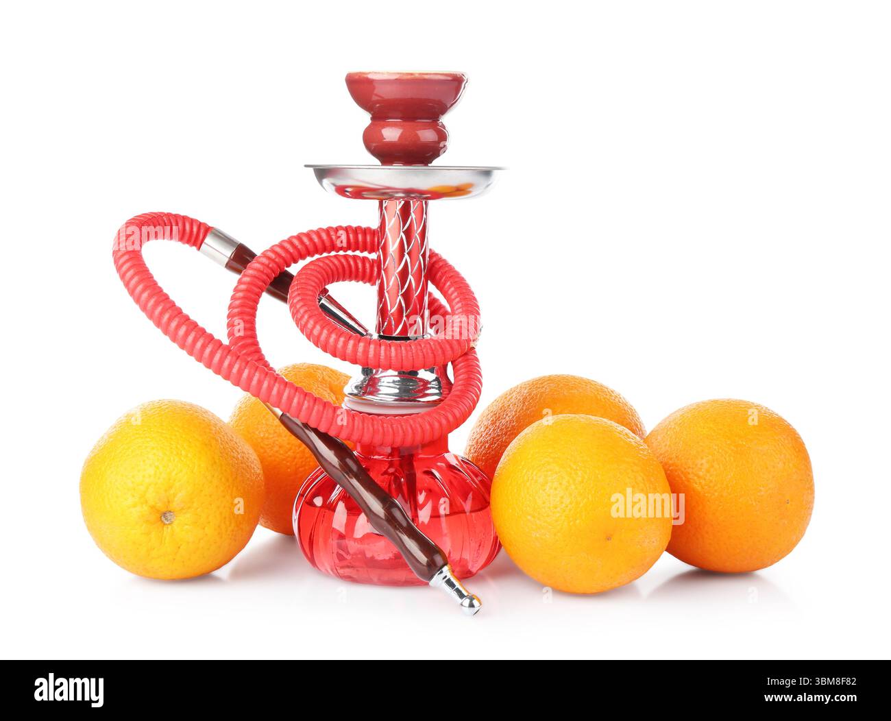Rosso tradizionale narghilè e arance isolate sul bianco Foto Stock