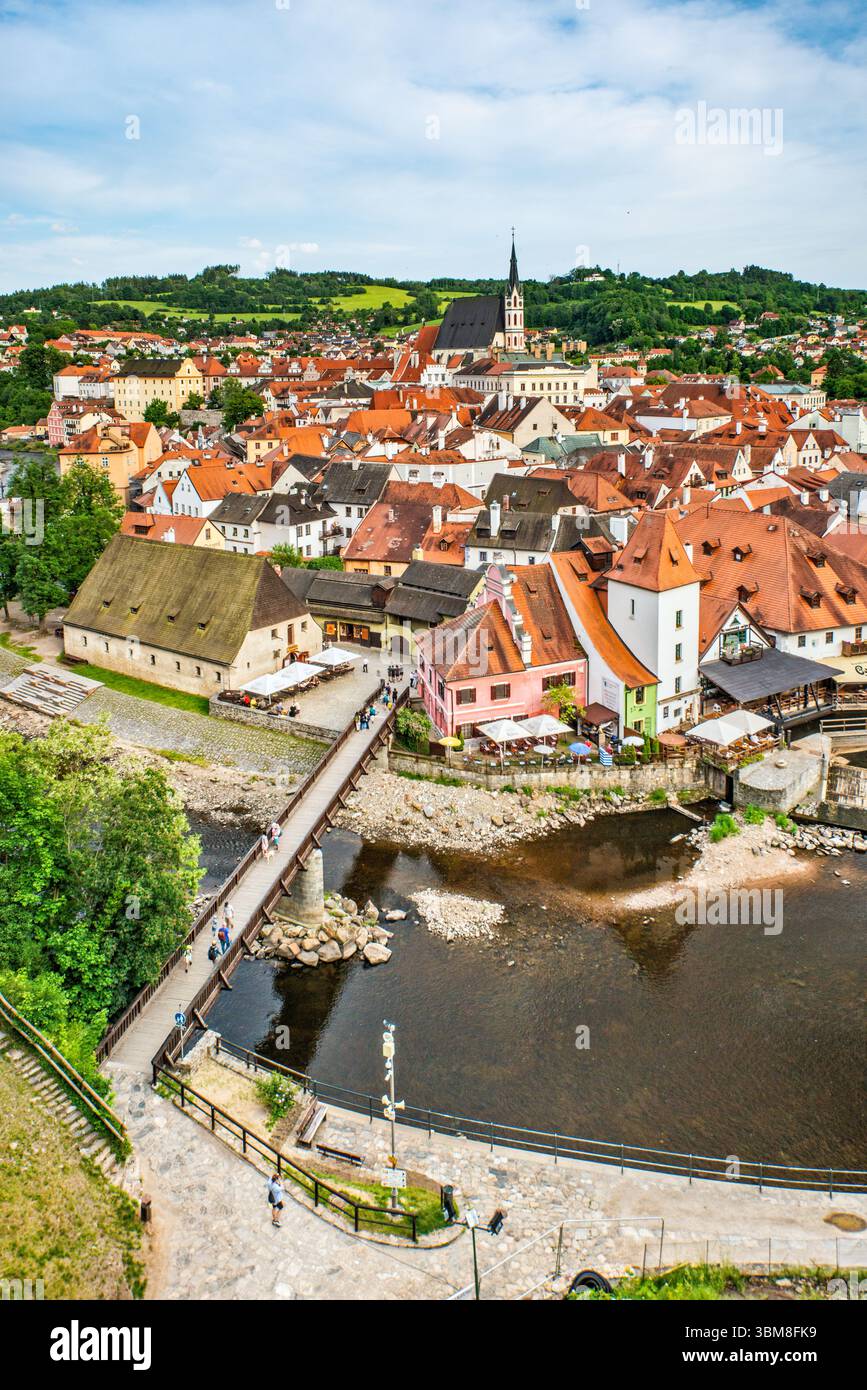 Vista della città interna di Český Krumlov sul fiume Moldava, vicino al tramonto, dal Ponte Cloak al Castello di Český Krumlov, regione della Boemia meridionale, Boemia, Cechia Foto Stock