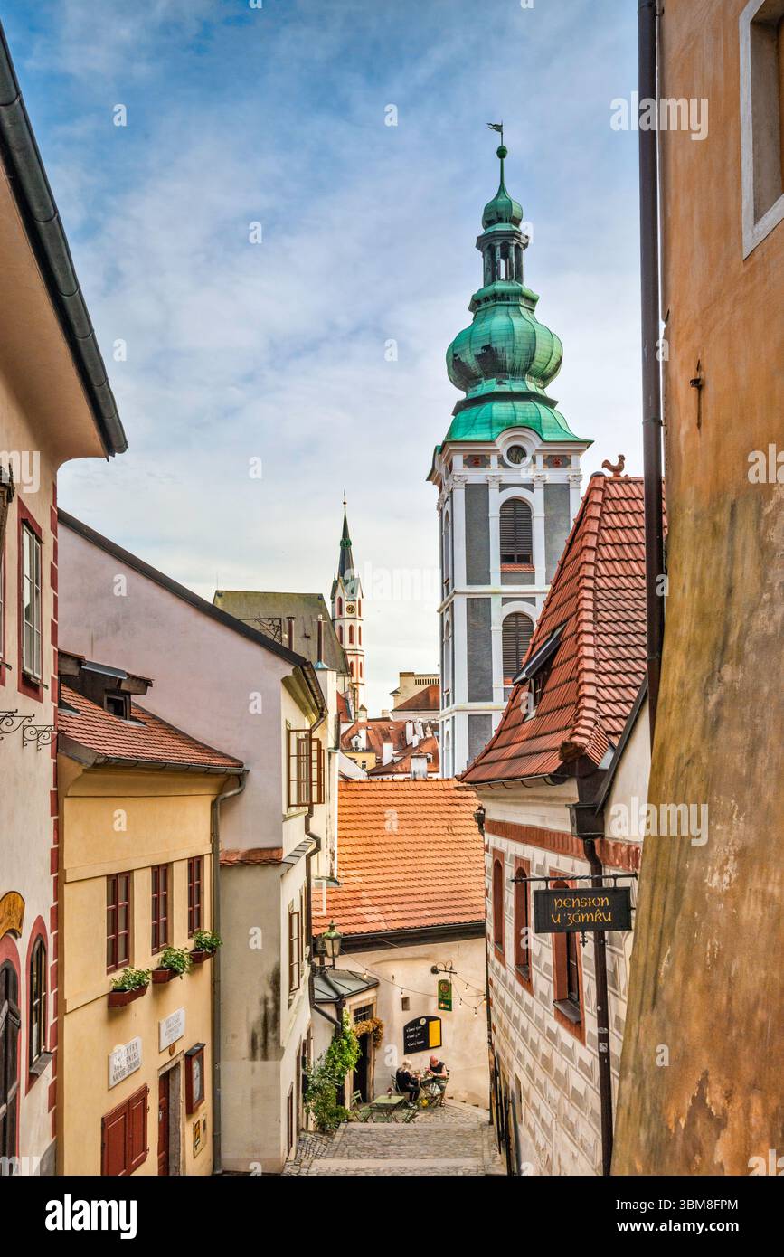 Vicolo della scuola di Zamecke (scala del castello), torri dell'ex chiesa di San Judoc (San Jošt) e della chiesa di San Vito a dist, a Český Krumlov, Boemia, Cechia Foto Stock