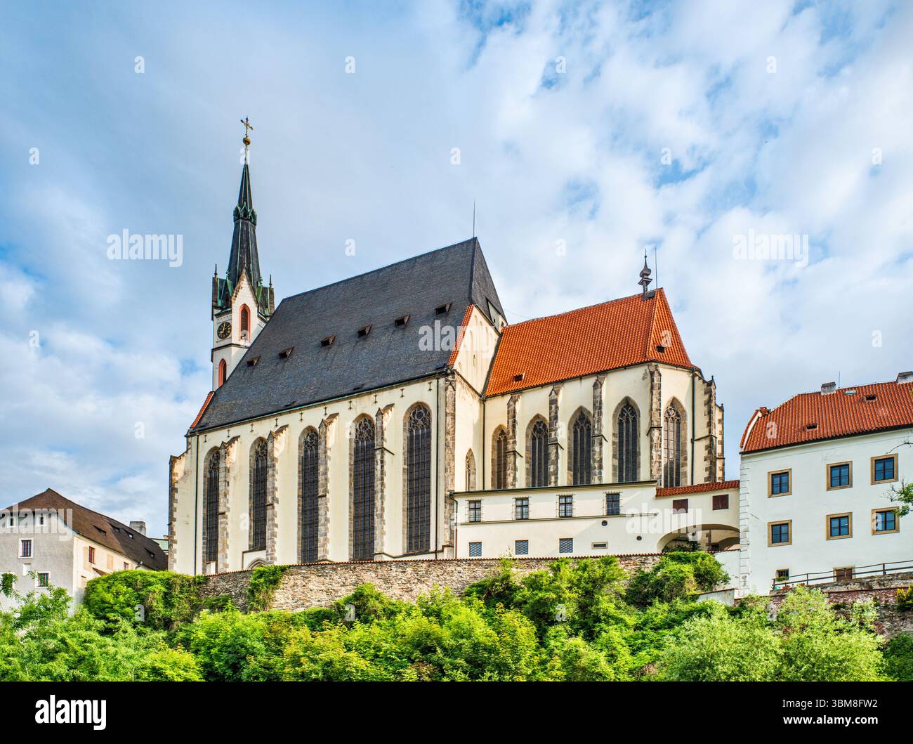Chiesa di San Vito, 1340, sul fiume Moldava, Český Krumlov, regione della Boemia meridionale, Boemia, Repubblica Ceca Foto Stock