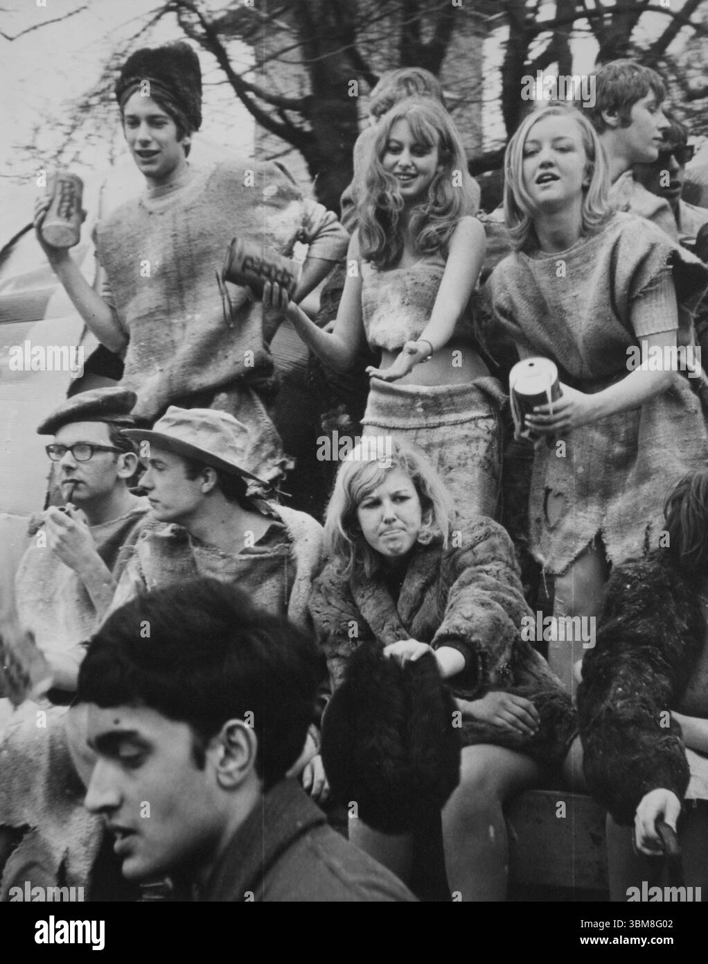 Indumenti in tessuto per sacco UK. Studenti universitari su un galleggiante di carnevale del college di Birmingham vestito con abiti di sackcloth, tenendo le lattine da collezione al pubblico. E' la loro settimana dello straccio. Birmingham, Inghilterra, anni '1966 1960, HOMER SYKES. Foto Stock