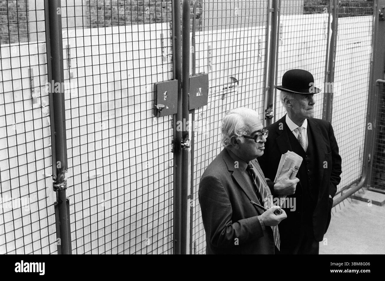 Il deputato del lavoro Ian Mikado con tubo e laburista di sinistra toff, (secondo Tony Benn MP) John Faithful Fortescue Platts-Mills, QC con cappello bowler e una copia del Daily Telegraph fuori dai cancelli principali della fabbrica di lavorazione del film di Grunwick. Sciopero di Grunwick e disputa industriale. Willesden, Londra, Inghilterra anni '1977 1970 UK HOMER SYKES Foto Stock