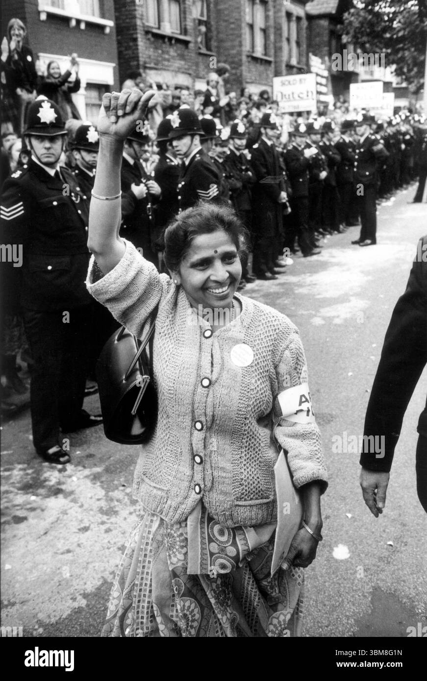 Sciopero di Grunwick e disputa industriale. La signora Jayaben Desai ha guidato un gruppo di donne prevalentemente asiatiche che protestavano contro i manifestanti sindacali di sinistra contro i salari bassi e le cattive condizioni di lavoro e non hanno avuto il permesso di aderire a un sindacato presso il Grunwick Film Processing Laboratory. Willesden, Londra, Inghilterra anni '1977 1970 UK HOMER SYKES Foto Stock
