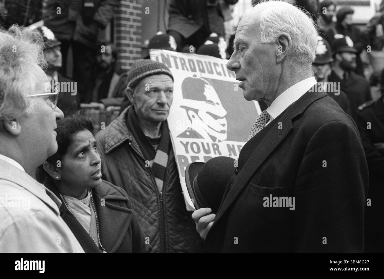 Jayaben Desai leader delle donne scioperanti dell'Asia meridionale in discussione con il deputato laburista John Faithful Fortescue Platts-Mills. Accanto alla signora Desai c'è Bob Doyle (che indossa un cappello) Grunwick Strike e Industrial dispute. Willesden, Londra, Inghilterra anni '1977 1970 UK HOMER SYKES Foto Stock