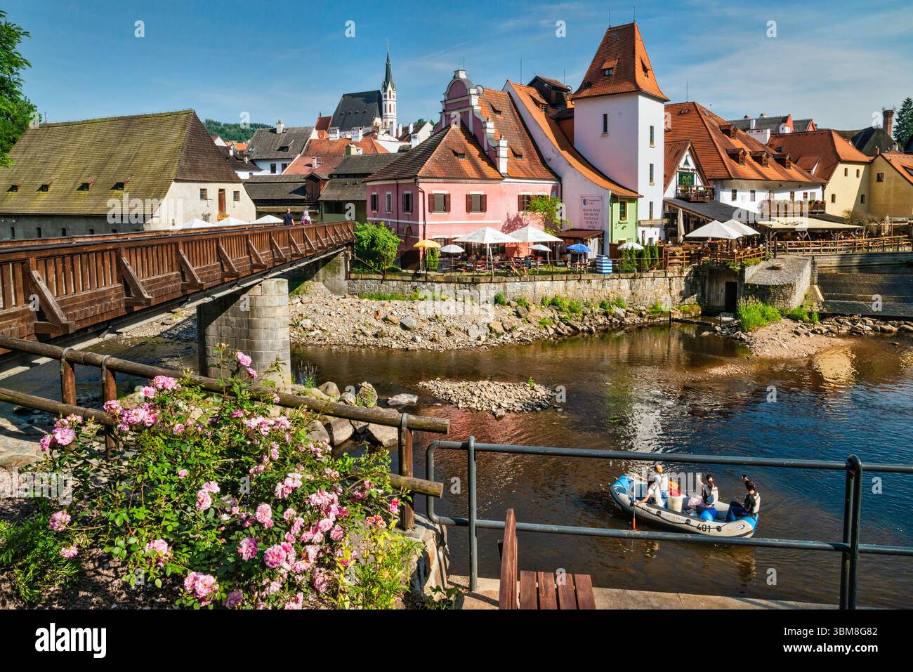 Turisti in zattera sul fiume Moldava, Krumlovsky mlyn (mulino Krumlov), ora ristorante, museo, chiesa di San Vito a dist, a Český Krumlov, Boemia, Cecochia Foto Stock