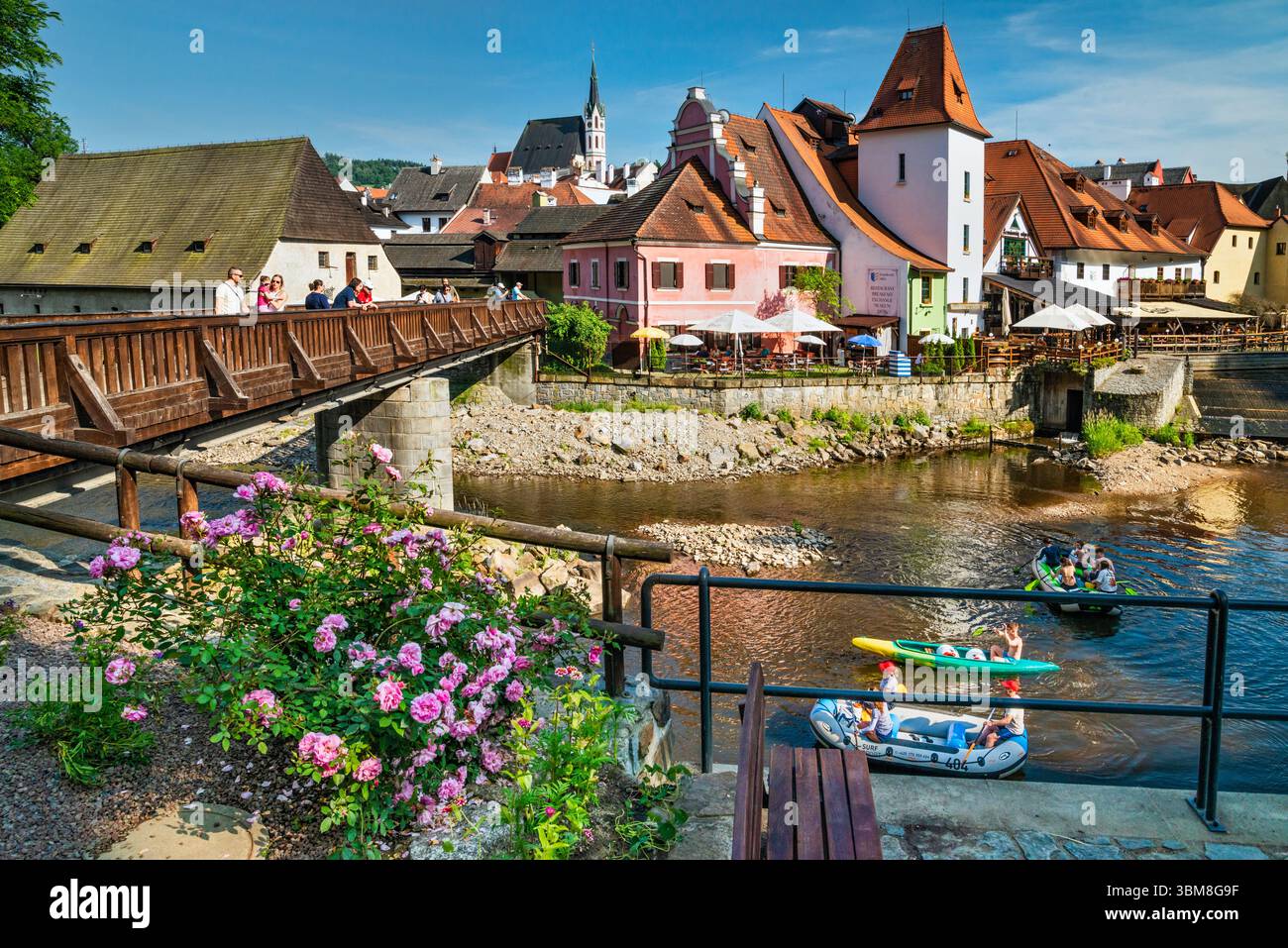 Turisti su zattere al fiume Moldava, Krumlovsky mlyn (mulino di Krumlov), ora ristorante, museo, chiesa di San Vito a dist, a Český Krumlov, Boemia, Cecochia Foto Stock
