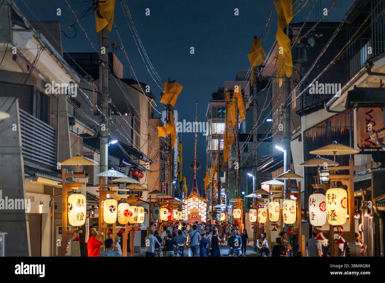 KYOTO, GIAPPONE - 14 LUGLIO 2024: Folle di turisti passeggiano per i vicoli per osservare le lanterne e i carri allegorici dell'annuale festival Gion Matsuri a Ky Foto Stock