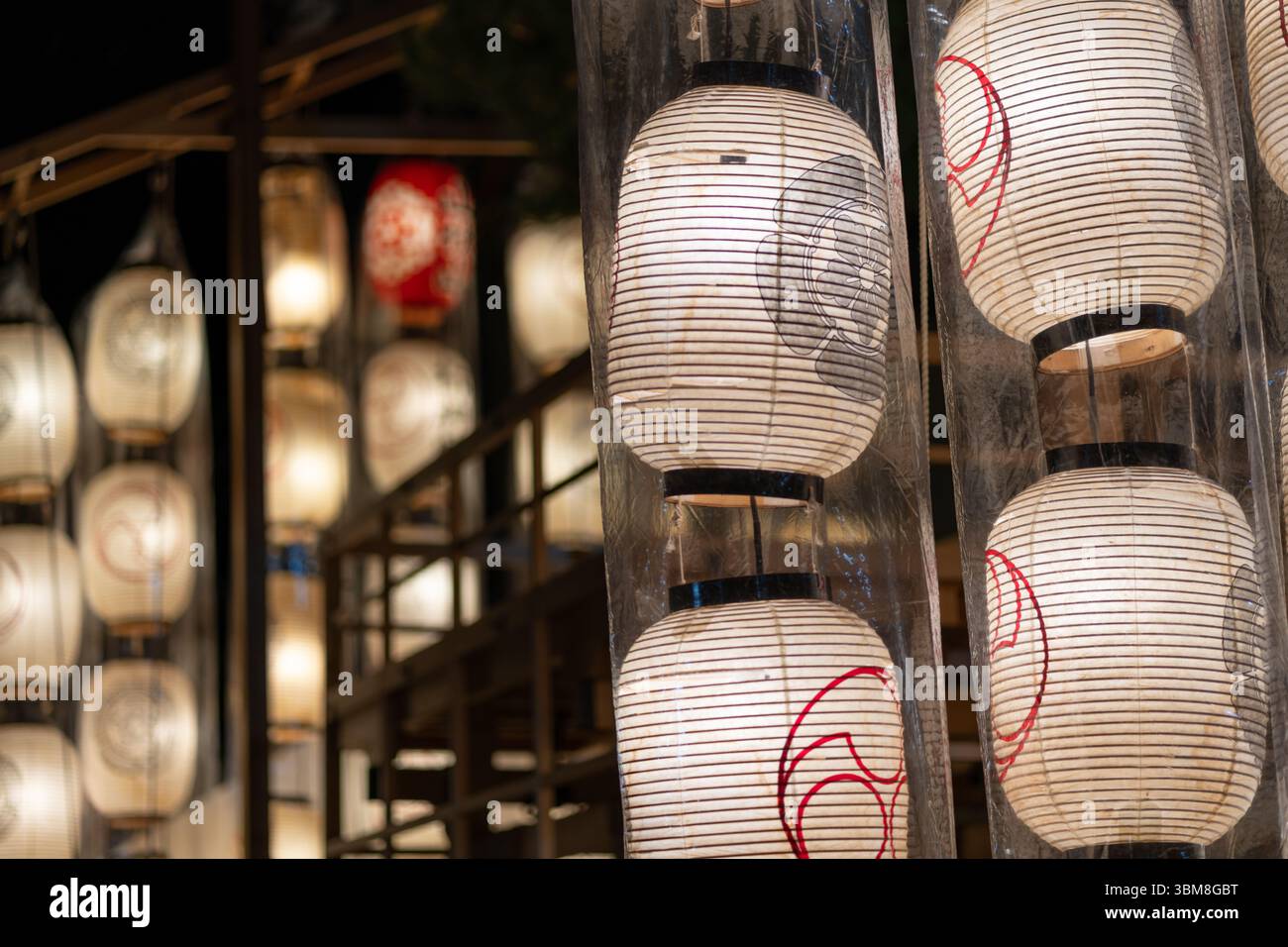 Kyoto, Giappone, con lanterne tradizionali che decorano il Gion Festival di notte. Foto Stock