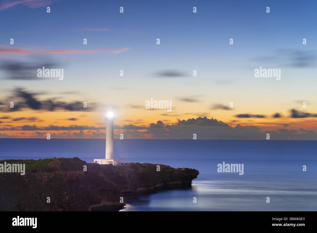 Capo Zanpa, Okinawa, Giappone con la casa delle luci al crepuscolo. Foto Stock