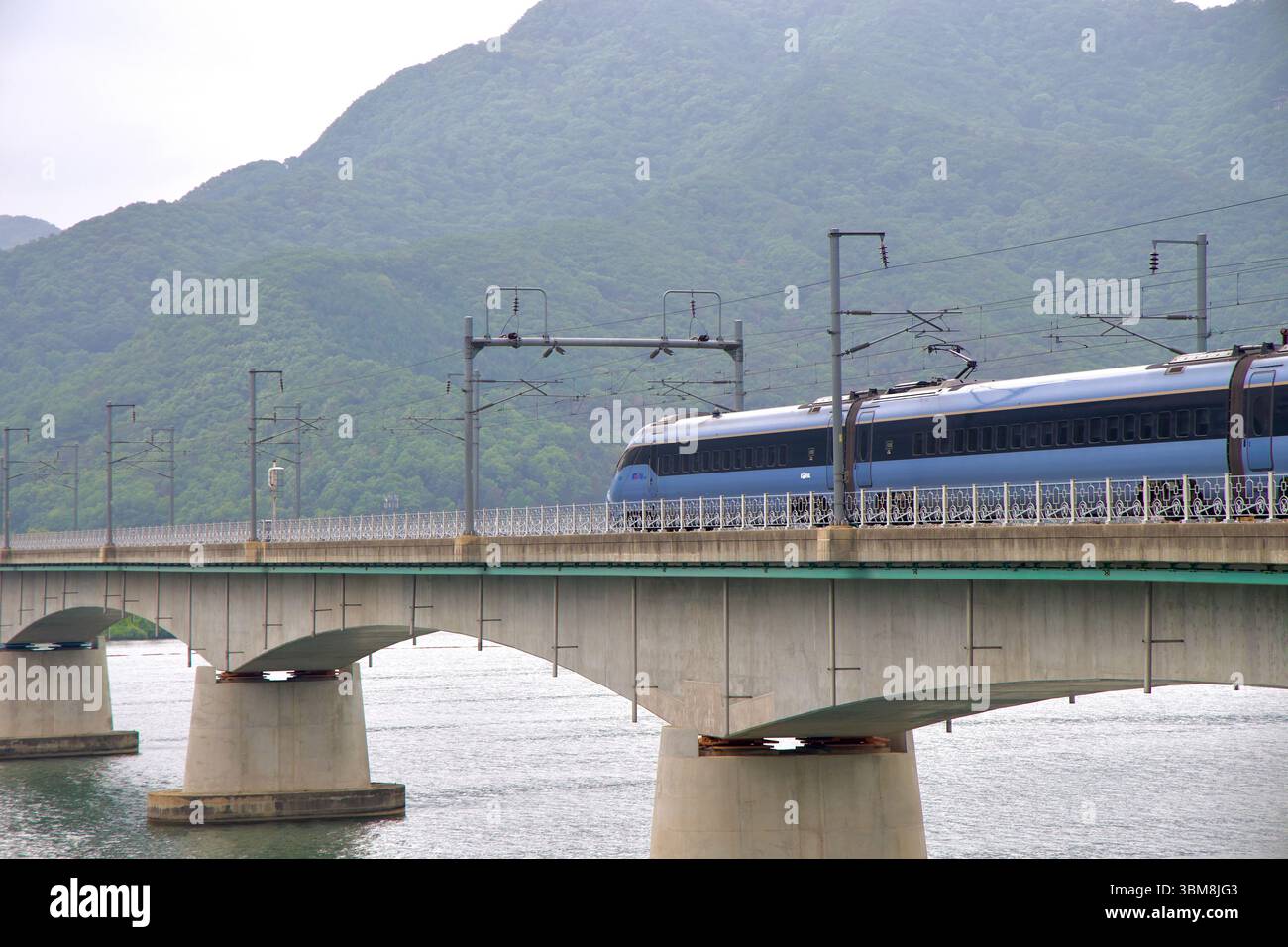 Contea di Yangpyeong, Corea del Sud - 19 maggio 2025: Un treno pendolare della linea Gyeongui–Jungang viaggia lungo il ponte ferroviario di Yangsu, tagliando il Nor Foto Stock