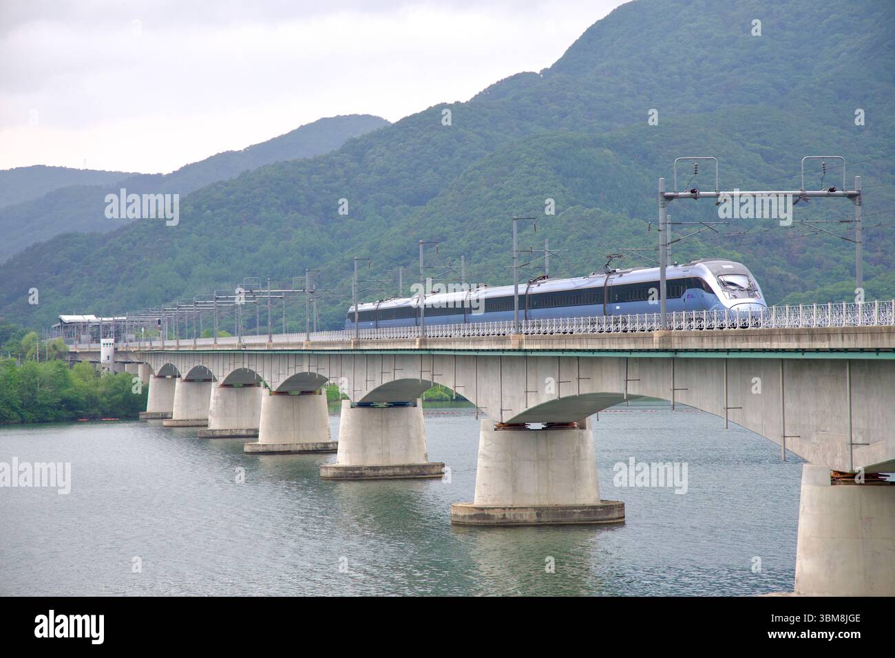 Contea di Yangpyeong, Corea del Sud - 19 maggio 2025: Un elegante treno pendolare della linea Gyeongui–Jungang attraversa il ponte ferroviario di Yangsu, vicino a Yangsu Foto Stock
