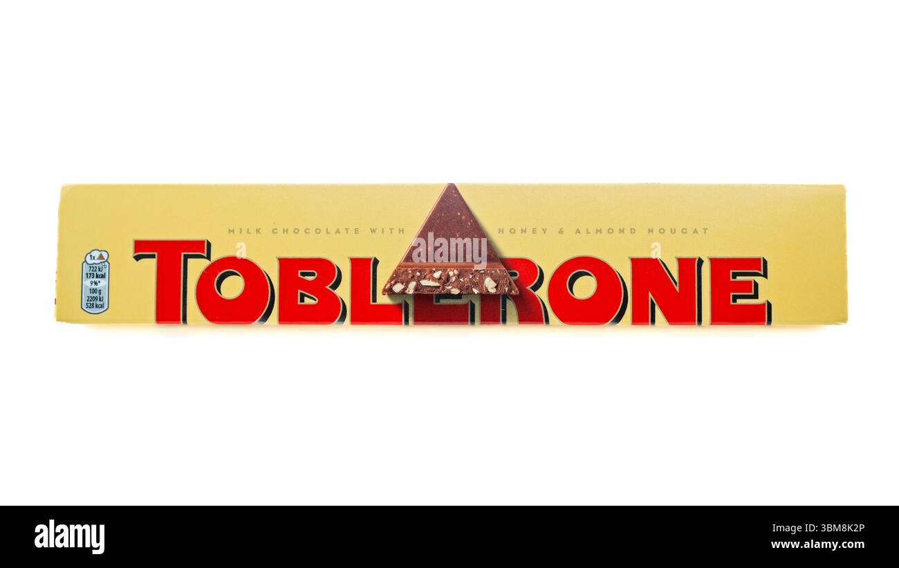 Irvine, Scozia, Regno Unito - 17 giugno 2025: Cioccolato al latte svizzero a marchio Toblerone con icone grafiche e informazioni generali sulla salute relative al Foto Stock