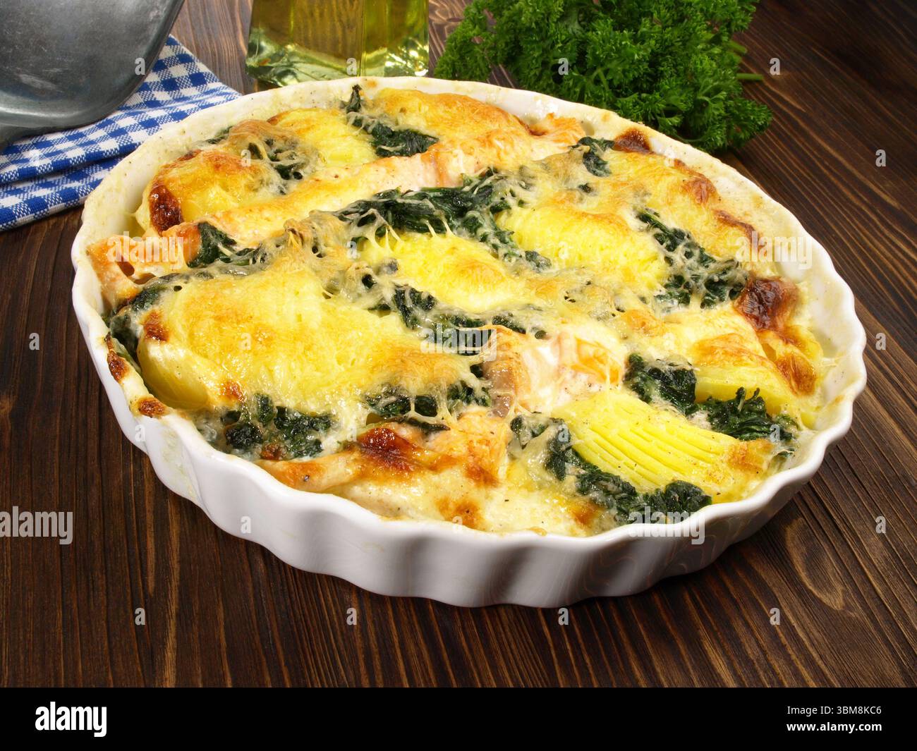 Salmone - Pesce al Gratin con spinaci Foto Stock