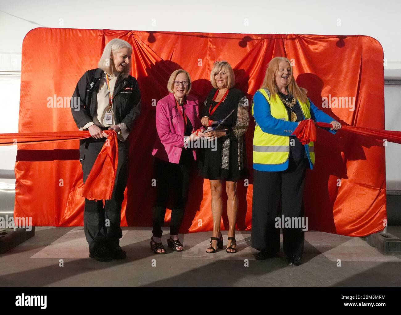 L-r Jen Blee, Direttore della produzione e degli impianti della BAE Systems, le nipoti di Janey Harvey, June Coffelt e Lynne Vernel e Lord Provost di Glasgow Jacqueline McLaren durante un taglio del nastro alla cerimonia ufficiale di apertura della nuova BAE's Janey Harvey Hall sul Clyde a Govan. Grande abbastanza per la costruzione di due fregate Type 26 affiancate, la sala misura 170 m di lunghezza e 80 m di larghezza, con due gru da 100 tonnellate e altre due gru da 20 tonnellate all'interno. Data foto: Mercoledì 25 giugno 2025. Foto Stock