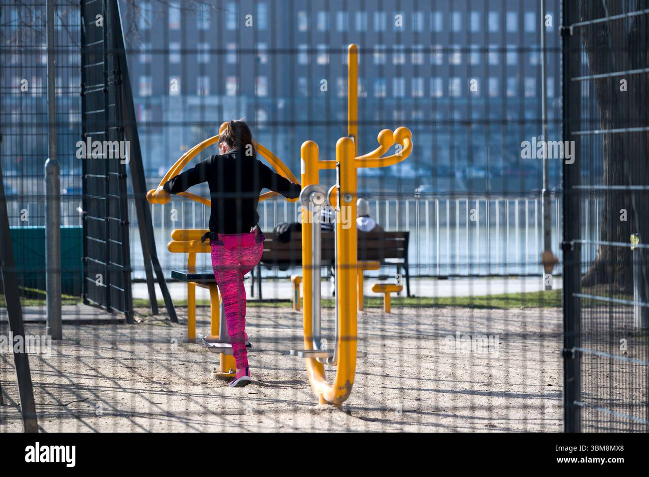 Donna che fa esercizio sul campo sportivo Foto Stock