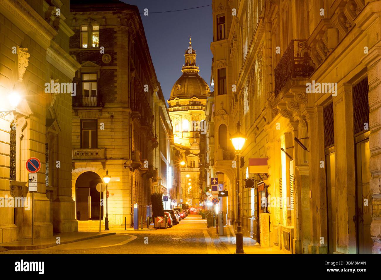 Vista notturna di via Lázár con la basilica di Santo Stefano Foto Stock