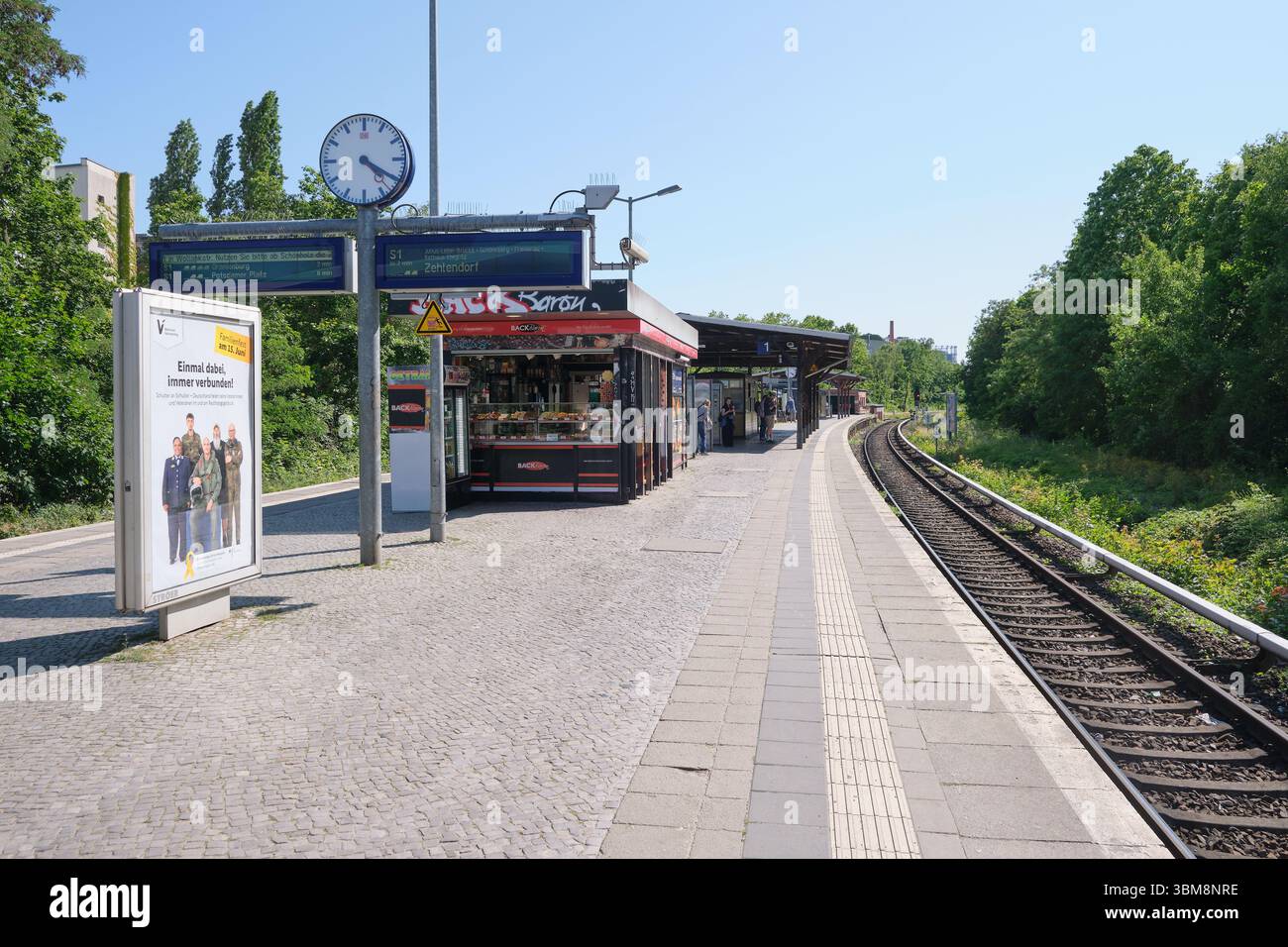 Berlino, Germania, 12 giugno 2025, binario e binario alla stazione Yorckstrasse S-Bahn con vista verso Schöneberg Foto Stock