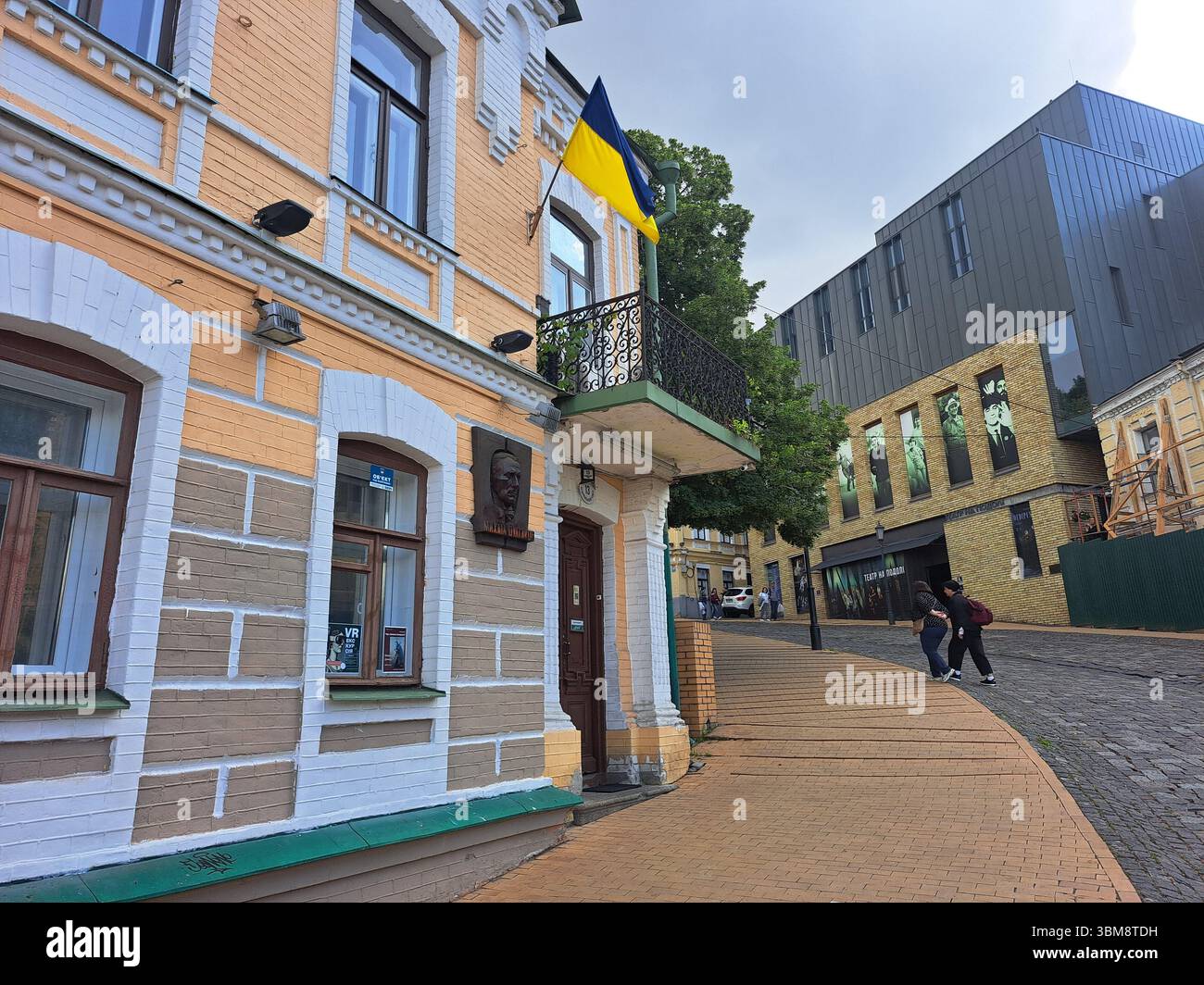 Kiew, Ucraina. 24 giugno 2025. Il museo dedicato allo scrittore russo Mikhail Bulgakov nato a Kiev deve sempre dimostrare la sua fedeltà all'Ucraina in modo speciale. Crediti: Andreas Stein/dpa/Alamy Live News Foto Stock