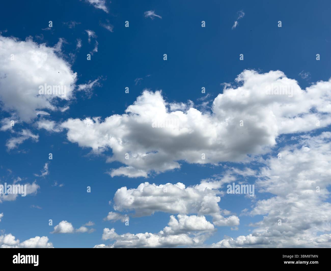 cielo blu con sfondo nuvoloso Foto Stock