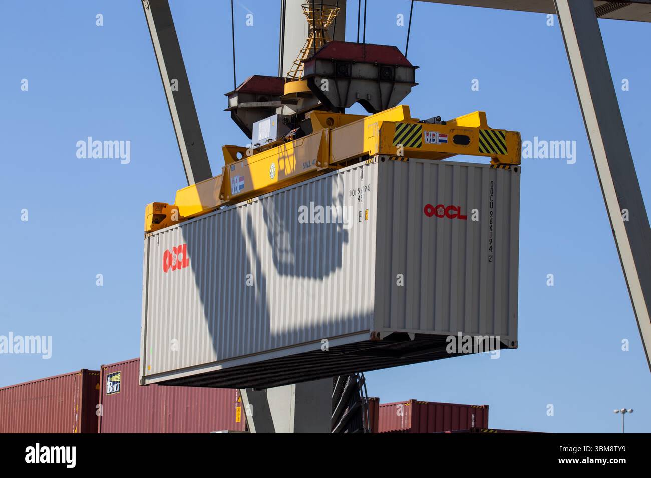 Mannheim (Germania): Un container della compagnia di navigazione OOCL (Orient Overseas Container Line) viene caricato nel porto Foto Stock