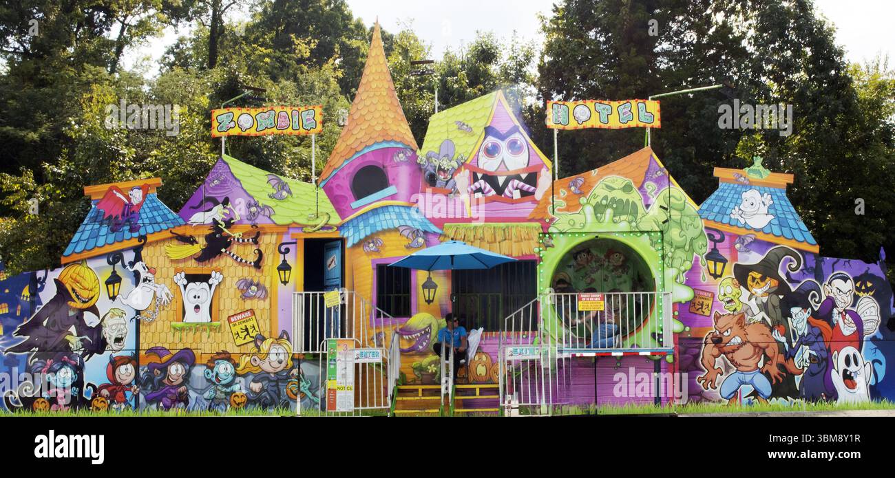 La colorata attrazione della casa infestata dai fantasmi con temi di Halloween e personaggi dei cartoni animati delizia i visitatori in una fiera di Knoxville, Tennessee. Foto Stock