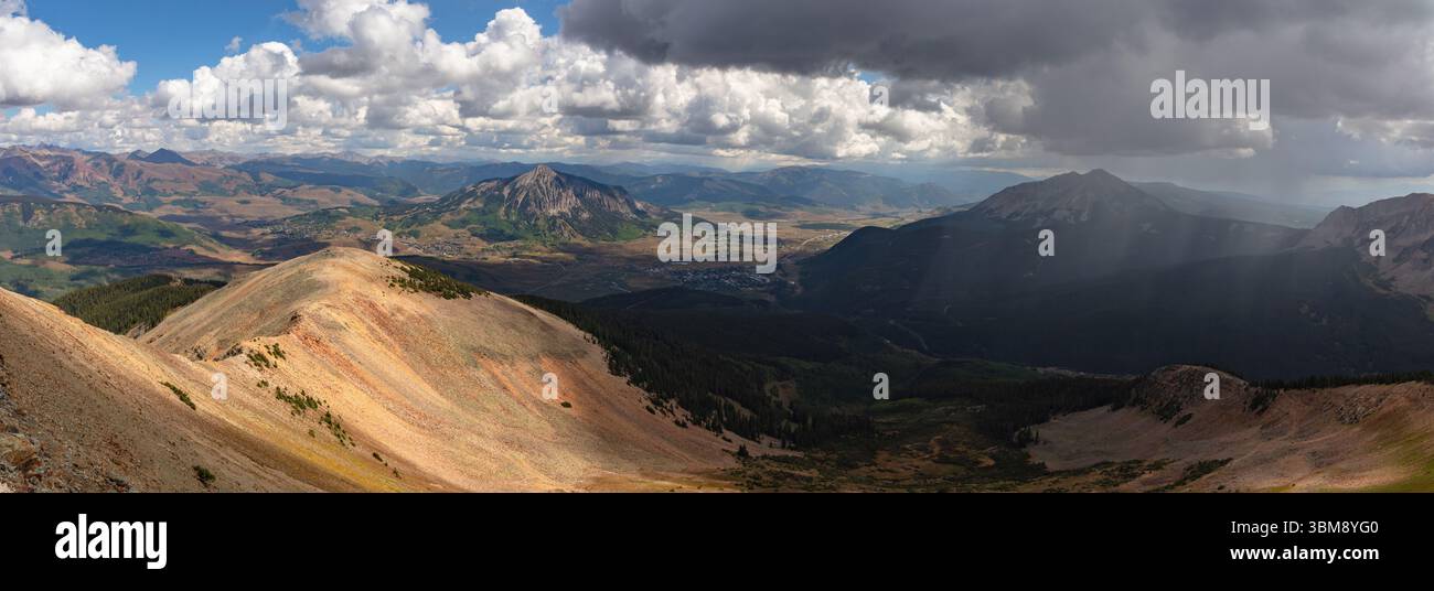 Dalla cima del monte Emmons (Signora Rossa), nella valle sottostante si possono vedere le cittadine di montagna di Crested Butte e Mt Crested Butte. Foto Stock