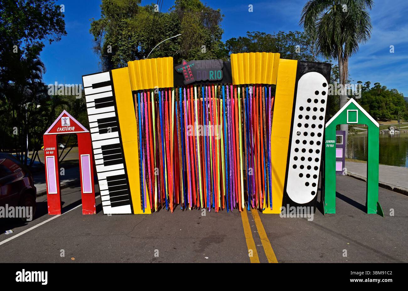 RIO DE JANEIRO, BRASILE - 19 giugno 2025: Portico decorativo per il Festival di giugno su Quinta da Boa Vista Foto Stock