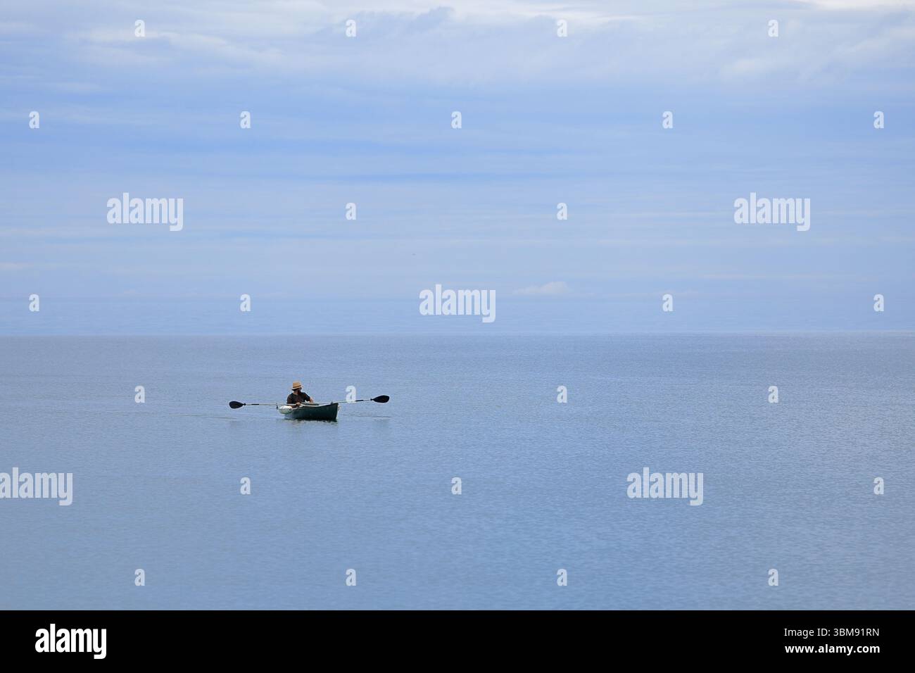 Sterling, New York, USA - 29 maggio 2025 - l'uomo Amish pesca nel lago Ontario nella parte occidentale di New York in una giornata primaverile. Foto Stock