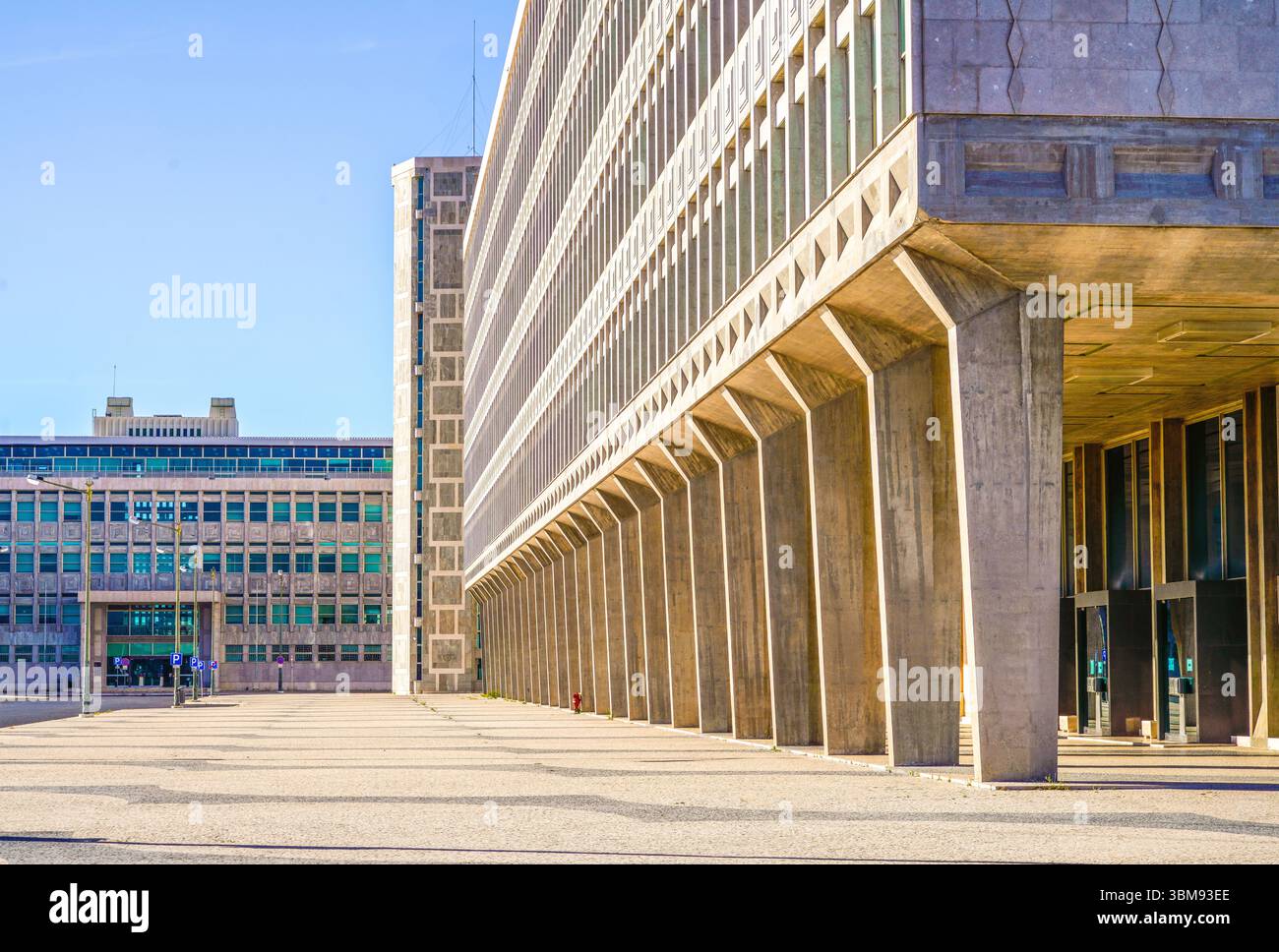 Edificio del Ministero della giustizia a Lisbona, Portogallo. Esempio di architettura modernista portoghese con forma monumentale e design geometrico rigoroso. Foto Stock