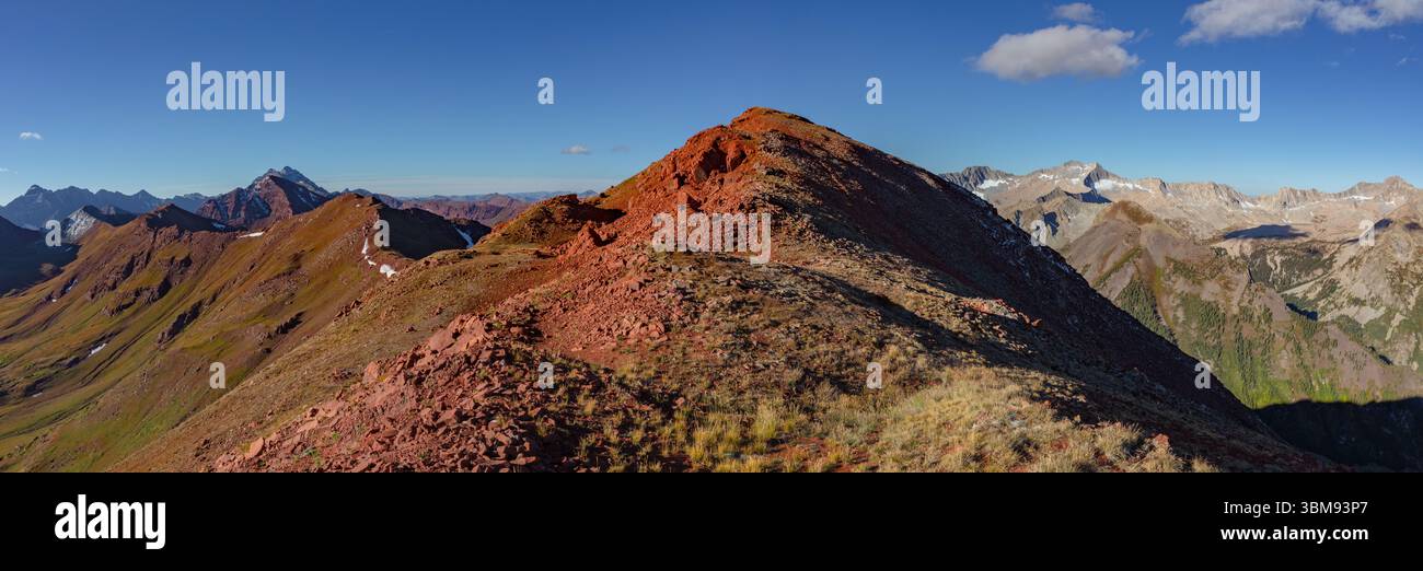 Sorgendo dietro la cima rossa del Colorado 13er Willoughby Mountain, in questo panorama mattutino si possono vedere cinque delle Elk Range 14ers. Foto Stock