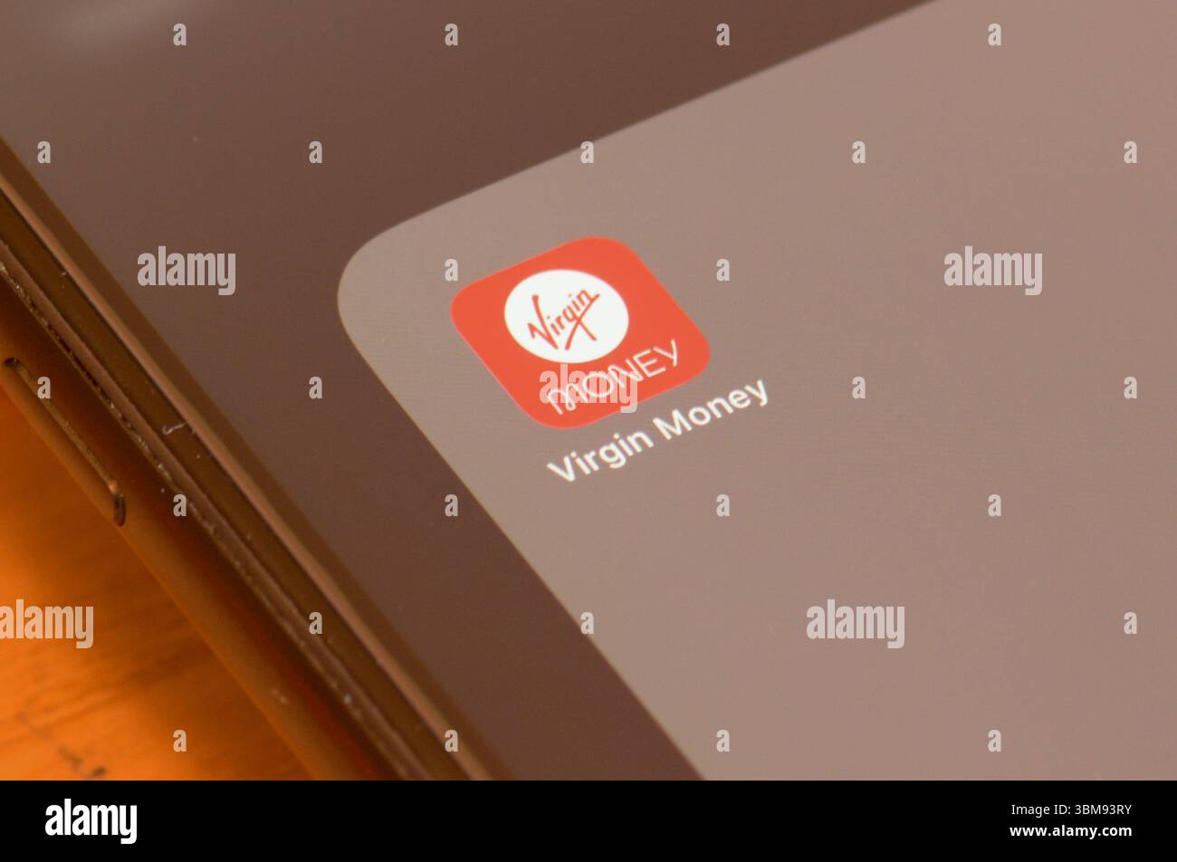 Virgin Money UK Bank app su smartphone - è una società britannica di servizi bancari e finanziari Foto Stock