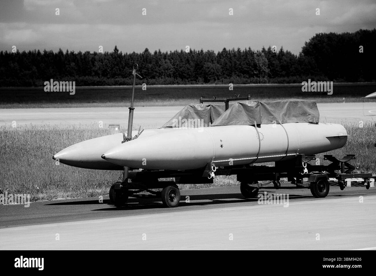 aviazione, volo, aerei, missili, razzi, combattente, attacco aereo, unità, sicurezza, cielo, blu, spazio, corridoio aereo, posizione, navigazione, volare, volare in alto, prontezza al combattimento, jet, aeroporto militare, Fighter Jet Foto Stock