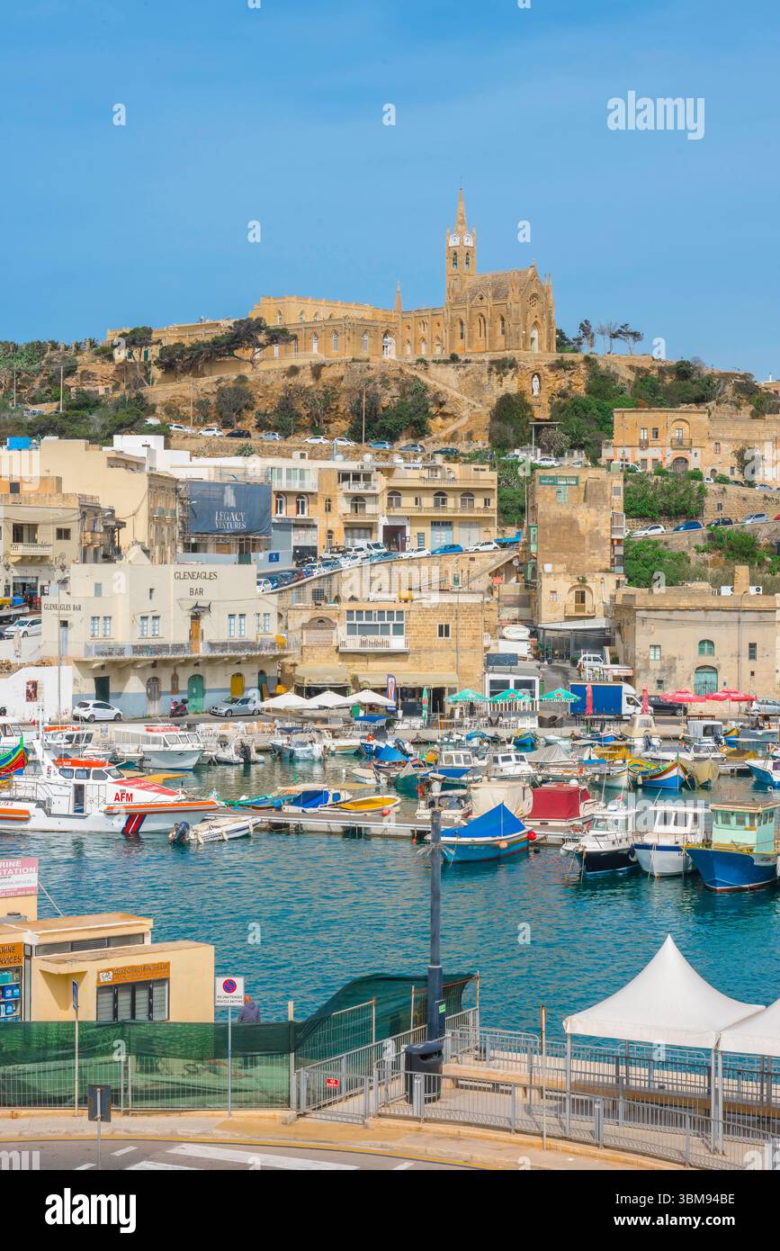 Mgarr Gozo, vista in estate dello skyline, città panoramica della città portuale di Mgarr, il principale porto dei traghetti che collega Gozo a Malta. Foto Stock