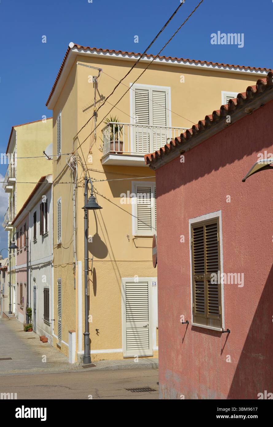 I colori pastello ospitano un lampione a Santa Teresa di Gallura, in Sardegna, Italia Foto Stock