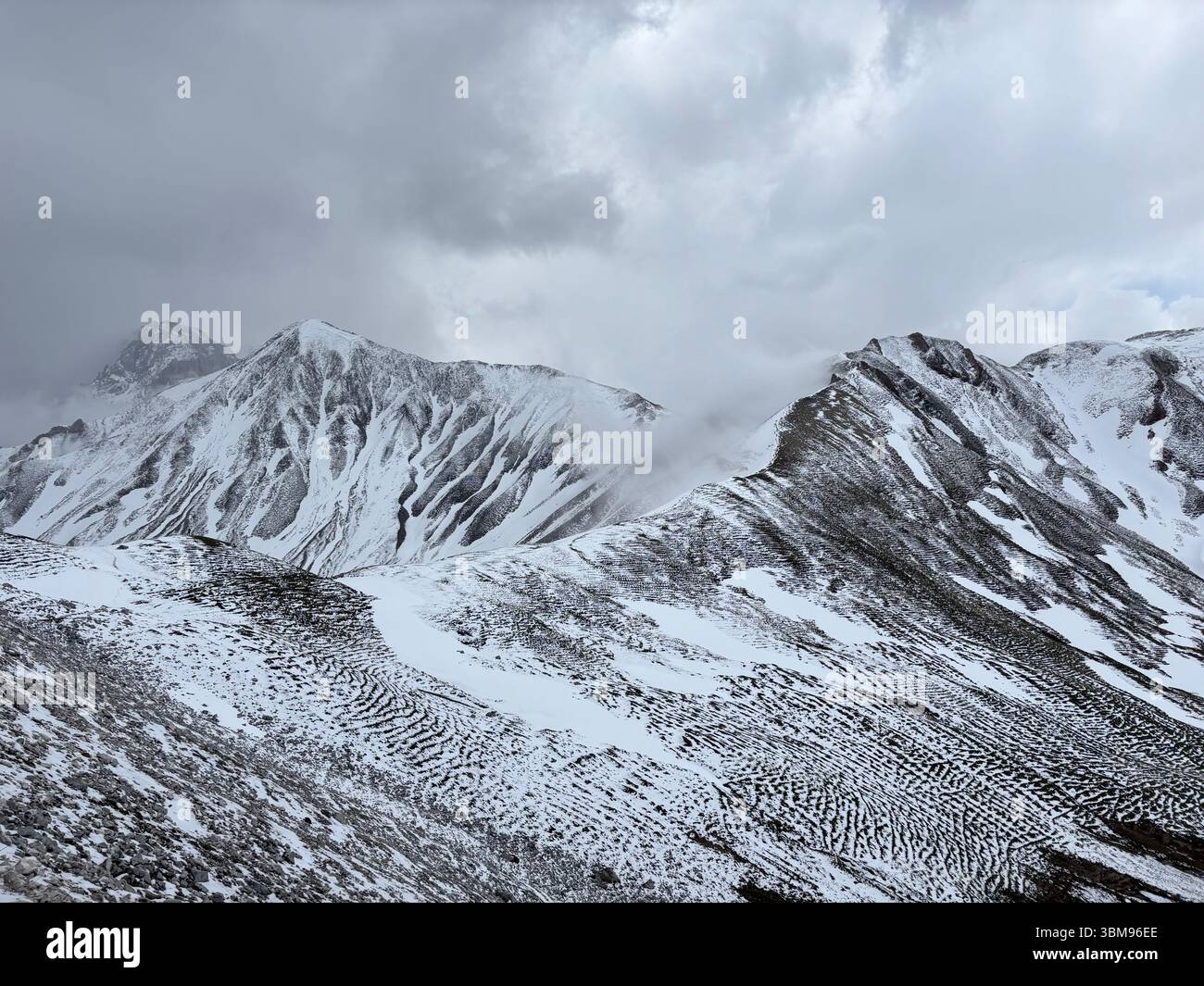 Vette alpine innevate in inverno - Immagine stock catturata con smartphone