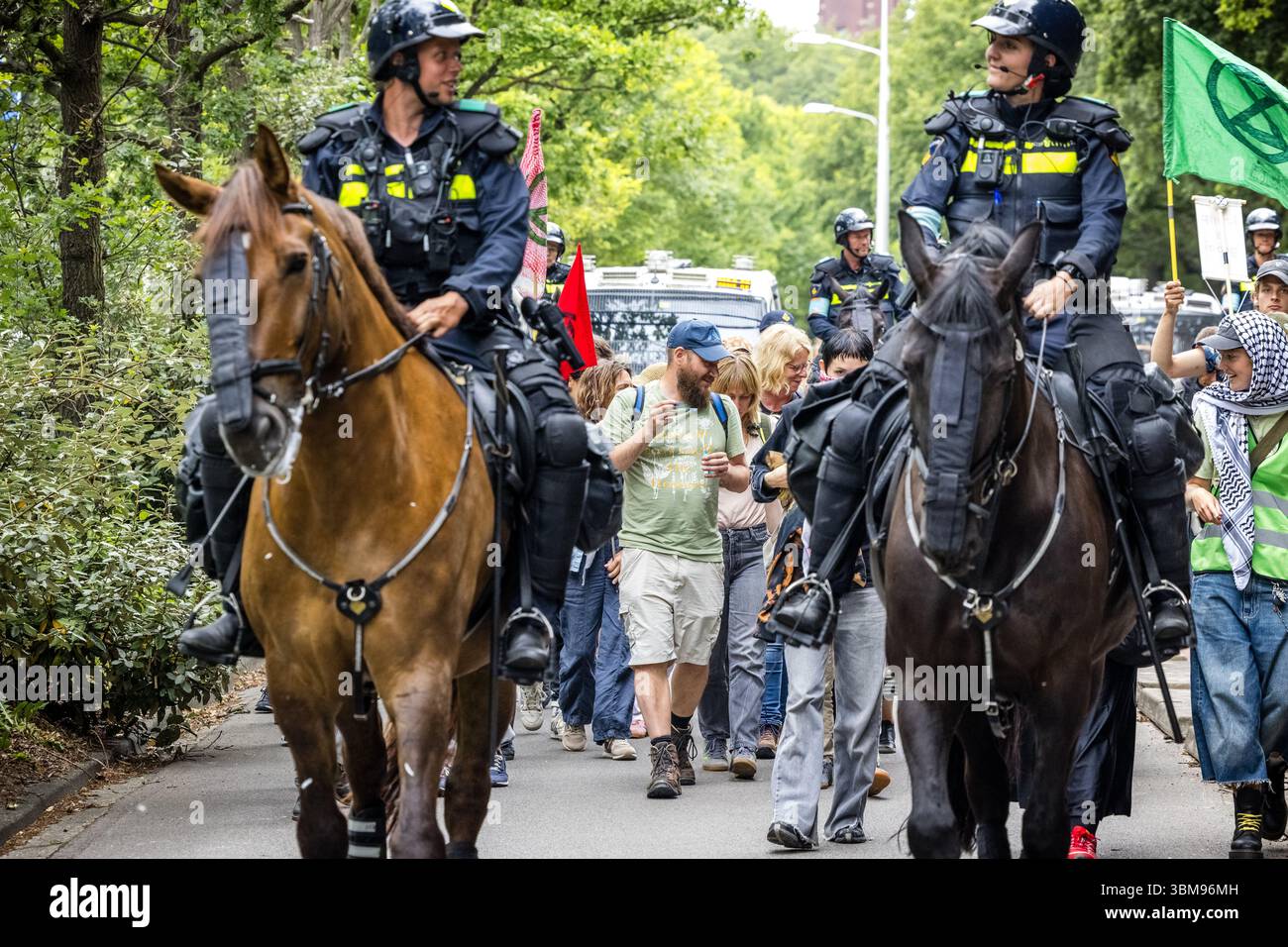 L'AIA - i manifestanti della ribellione dell'estinzione (XR) stanno protestando durante il vertice NATO. I Paesi Bassi, per la prima volta nella storia della NATO, ospitano un vertice NATO. ANP ROB ENGELAAR netherlands Out - belgio Out Foto Stock