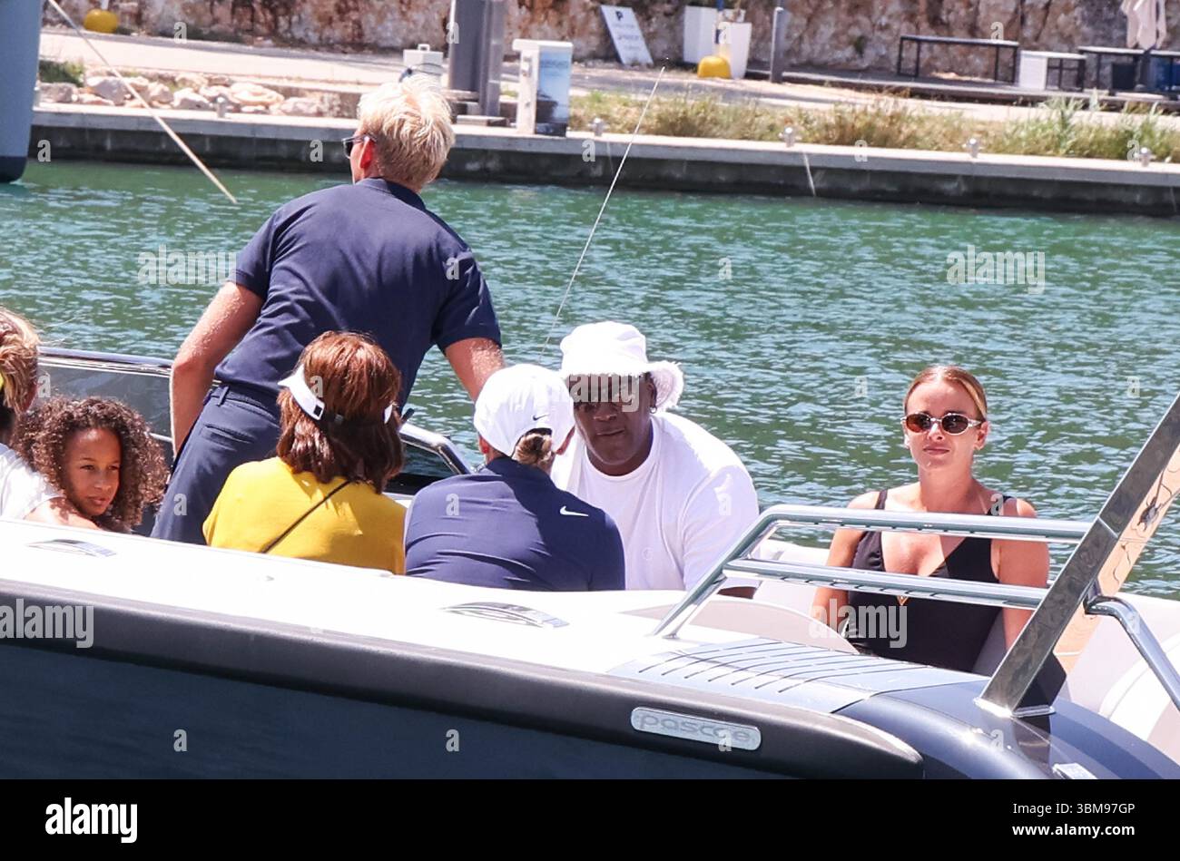 La leggenda dell'NBA Michael Jordan si vede a Skradin, una piccola ...