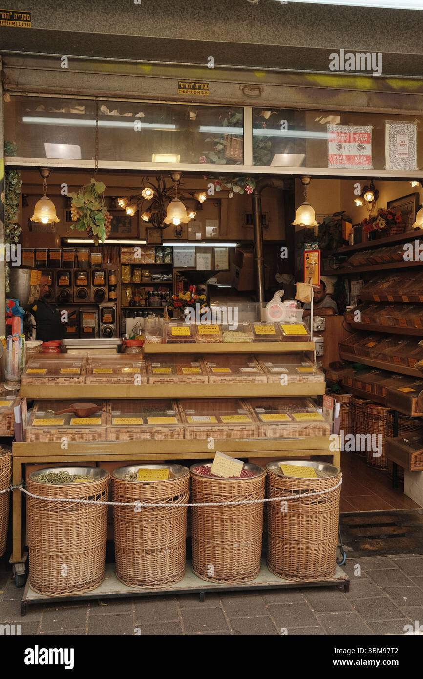 Foto in stile vintage di un chiosco di spezie al mercato locale. Texture ricche, toni profondi e atmosfera senza tempo. Foto Stock