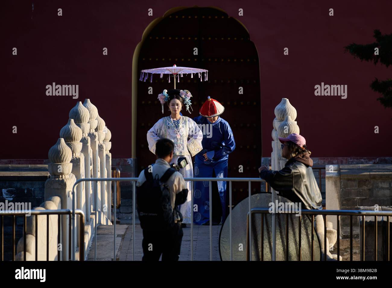 Donna in costume tradizionale cinese che posa per una foto su un ponte di pietra Foto Stock