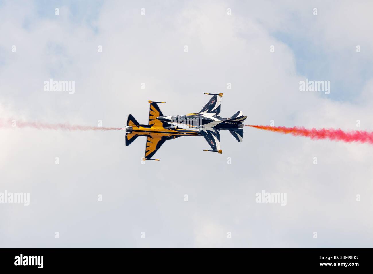 I Korean Black Eagles eseguono "Double Cross Turn" alla Suwon Air base, Corea Foto Stock