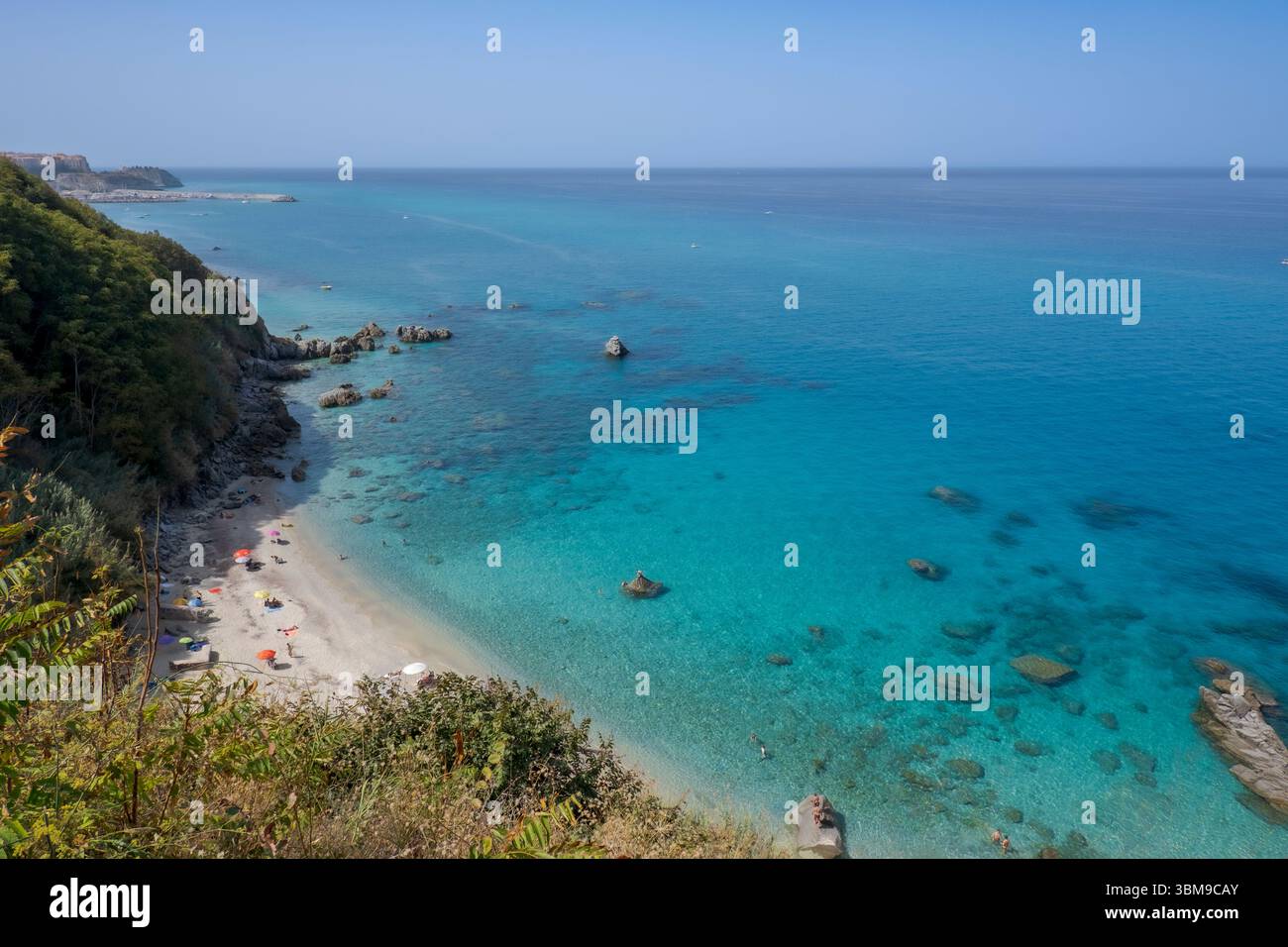 La spiaggia di Michelino e il mare Tirreno visti dall'alto. Michelino Beach, una famosa spiaggia tra Parghelia e Tropea sul promontorio del Capo Vaticano Foto Stock