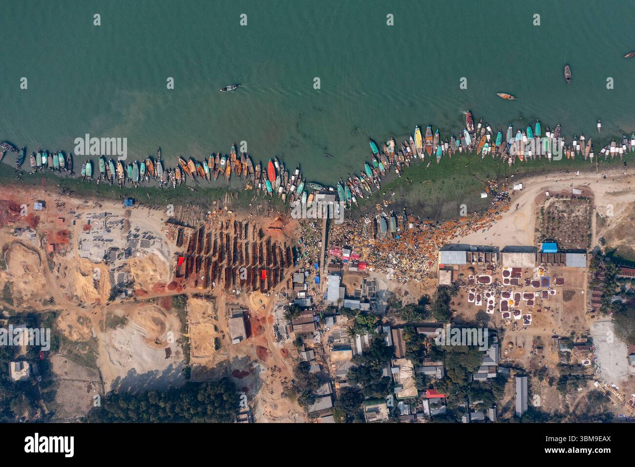 Vista aerea di file di barche caricate di ortaggi invernali ancorate al bazar Baishmouja sulle rive del fiume Meghna a Nabinagar, Brahmanbaria, Foto Stock