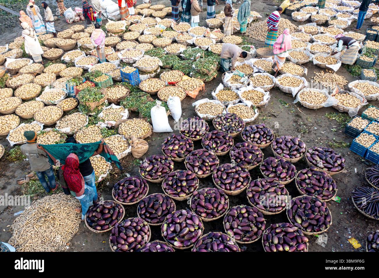 Vista aerea di acquirenti e venditori impegnati nel commercio di verdure invernali al bazar Baishmouja sulle rive del fiume Meghna a Nabinagar, Brahma Foto Stock