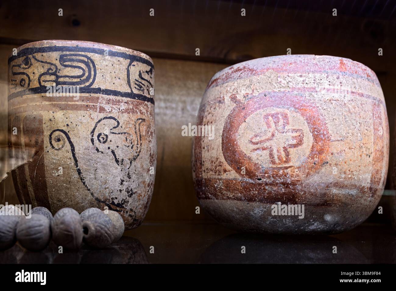 Storica ceramica Maya con scimmia e bussola a 5 stelle, Chiesa di San Francisco el grande, Antigua, Guatemala Foto Stock
