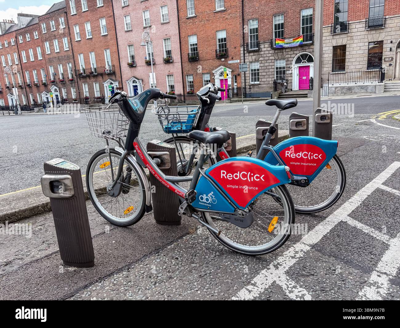 RedClick condivide le biciclette in una stazione di Dublino, Irlanda. Opzione di trasporto pubblico urbano sostenibile. Foto Stock