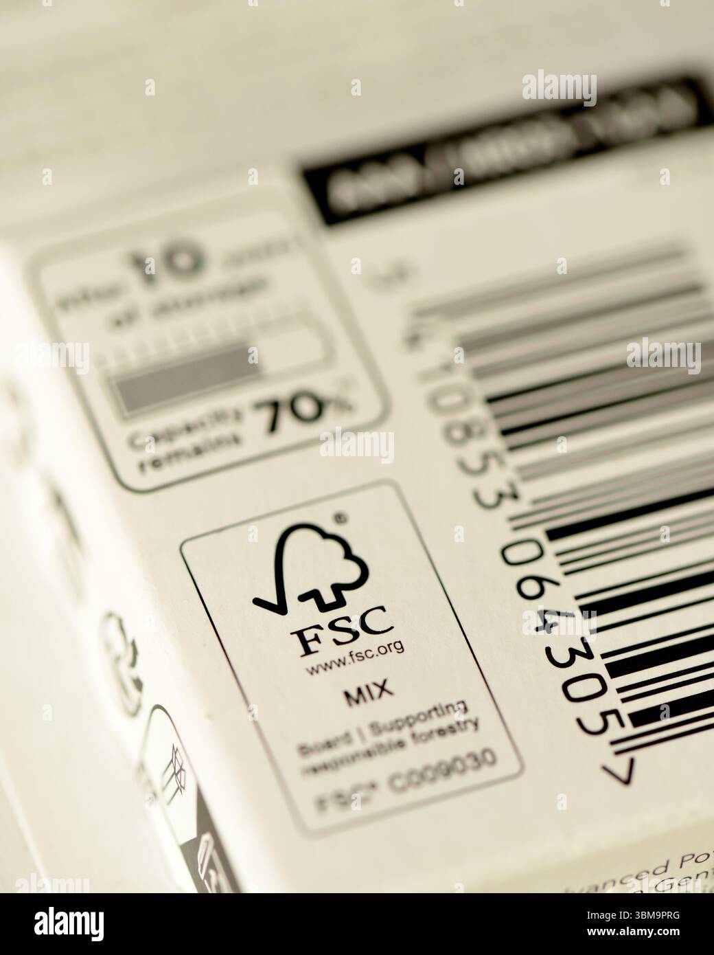 Marchio FSC sull'imballaggio della batteria che indica l'approvvigionamento responsabile e la conformità agli standard di sostenibilità dell'UE Foto Stock