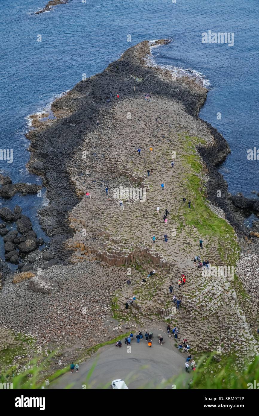 Selciato del gigante. Vista dall'alto della formazione geologica unica sulla costa settentrionale dell'Irlanda del Nord, un sito patrimonio dell'umanità dell'UNESCO. Foto Stock