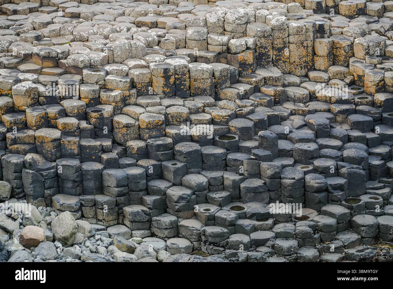 Selciato del gigante. Colonne di basalto che si intrecciano formando un paesaggio geologico unico nell'Irlanda del Nord. Sito patrimonio dell'umanità dell'UNESCO. Foto Stock